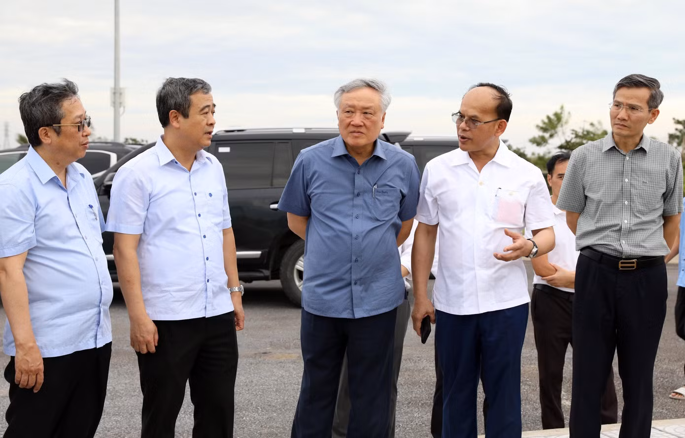 Phó Thủ tướng thường trực Chính phủ Nguyễn Hòa Bình kiểm tra công tác ứng phó và khắc phục hậu quả bão tại Khu công nghiệp Liên Hà Thái