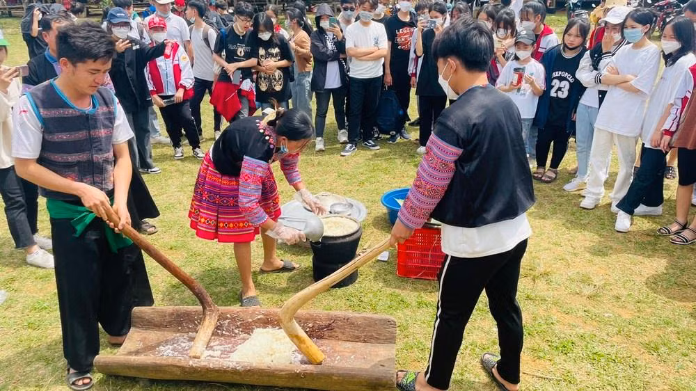 Du khách cũng có thể tham gia các trò chơi dân gian của đồng bào Mông, Thái. Trong ảnh: Du khách tham gia giã bánh dày.