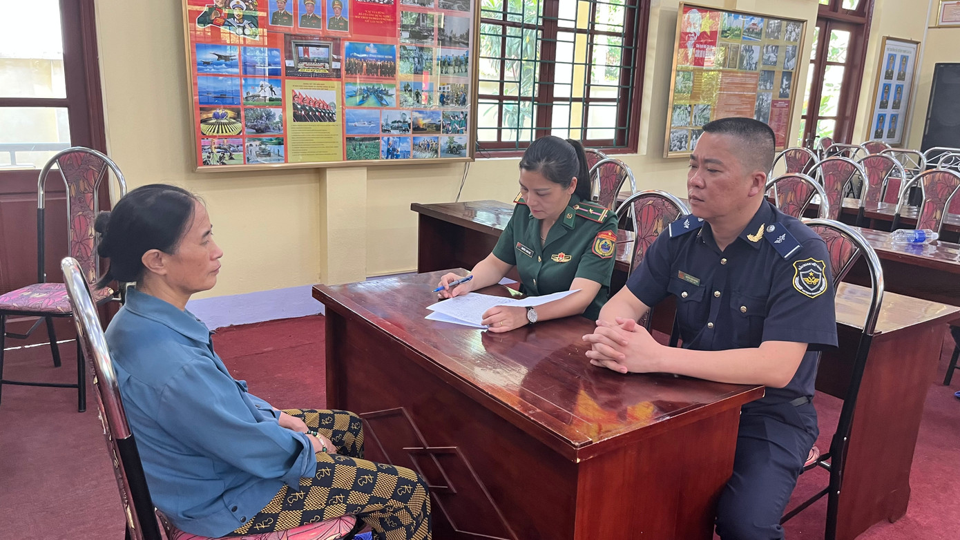 Lực lượng chức năng lấy lời khai của các đối tượng.