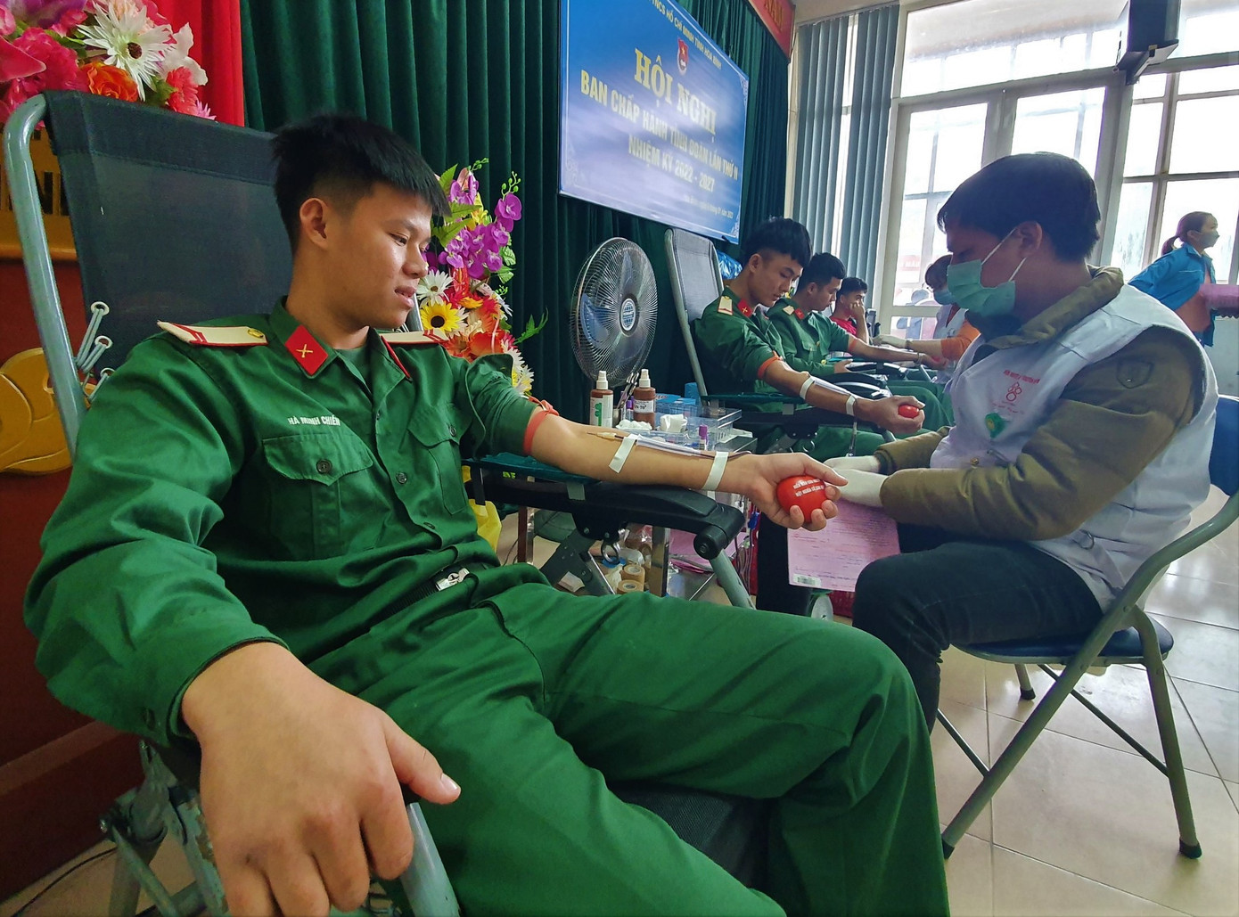 Nhiều tình nguyện viên cùng đồng nghiệp vui vẻ hiến máu từ rất sớm. Dự kiến, năm nay, Chủ nhật Đỏ tại Hòa Bình sẽ tiếp nhận khoảng 400 đơn vị máu.