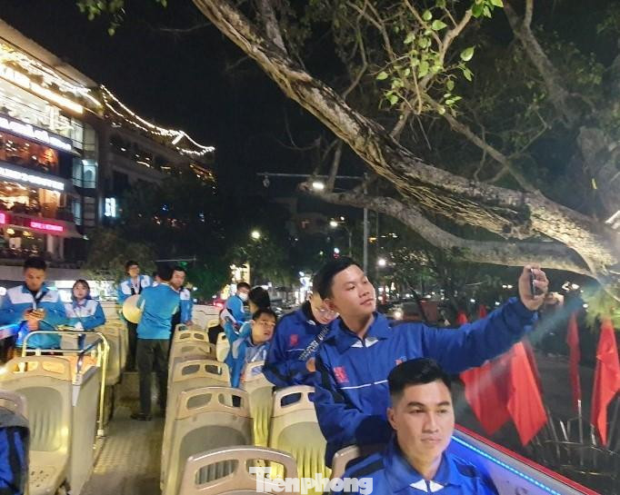 Xe buýt di chuyển từ Nhà Hát Lớn qua các đường phố Tràng Tiền - Ngô Quyền - Lý Thường Kiệt - Quang Trung - Tràng Thi - Điện Biên Phủ - Độc Lập - Hoàng Văn Thụ - Hùng Vương - Thanh Niên - Yên Phụ - Thanh Niên - Hùng Vương - Phan Đình Phùng - Hoàng Diệu - Lê Hồng Phong - Hùng Vương - Nguyễn Thái Học - Văn Miếu - Quốc Tử Giám - Tôn Đức Thắng - Nguyễn Thái Học - Cửa Nam - Phan Bội Châu - Lý Thường Kiệt - Phan Chu Trinh - Hai Bà Trưng - Lê Thánh Tông. Xe buýt di chuyển từ Nhà Hát Lớn qua các đường phố Tràng Tiền - Ngô Quyền - Lý Thường Kiệt - Quang Trung - Tràng Thi - Điện Biên Phủ - Độc Lập - Hoàng Văn Thụ - Hùng Vương - Thanh Niên - Yên Phụ - Thanh Niên - Hùng Vương - Phan Đình Phùng - Hoàng Diệu - Lê Hồng Phong - Hùng Vương - Nguyễn Thái Học - Văn Miếu - Quốc Tử Giám - Tôn Đức Thắng - Nguyễn Thái Học - Cửa Nam - Phan Bội Châu - Lý Thường Kiệt - Phan Chu Trinh - Hai Bà Trưng - Lê Thánh Tông.