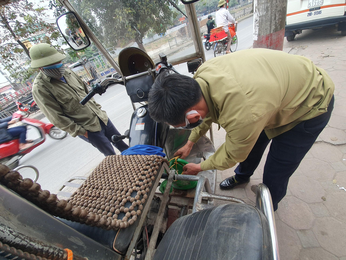 Anh Quỳnh (quê ở Phú Xuyên, Hà Nội) tranh thủ lúc không có khách thay bình nước, lau chùi chiếc xe đã bạc màu.