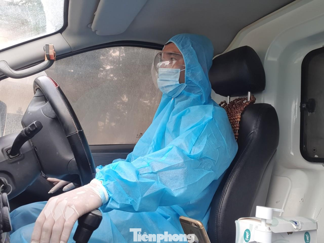 5 lái xe viết đơn xung phong ra khu vực ở riêng, sống biệt lập để thuận tiện đi lại, đảm bảo an toàn. Trong ảnh là anh Lê Thành Trung, Đội trưởng đội lái xe tình nguyện Công ty TNHH MTV Vận chuyển người bệnh Anh Vũ.