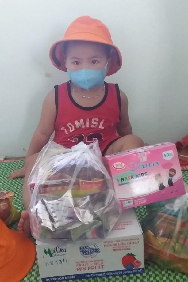 Món quà tặng các em tuy nhỏ nhưng mang lại niềm vui rất lớn, bởi nó thể hiện sự quan tâm, đùm bọc lẫn nhau giữa lúc khó khăn, dịch bệnh. Đoàn Thanh niên tặng quà cho thiếu nhi tại Khu cách ly tập trung số 1 (xã Thượng Lan, huyện Việt Yên).