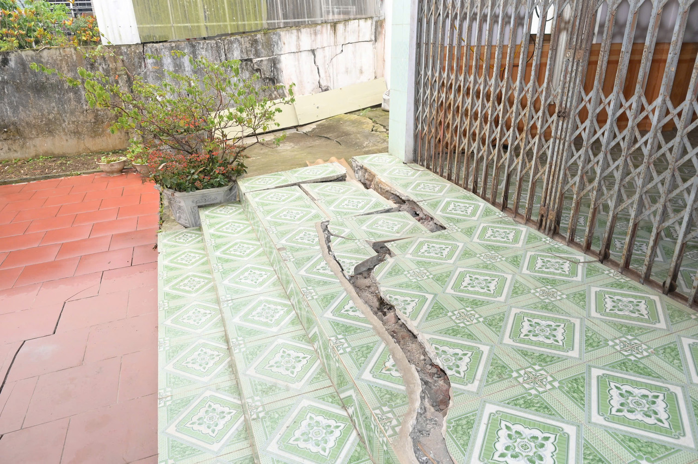 Sân, hiên một ngôi nhà bị nứt toác