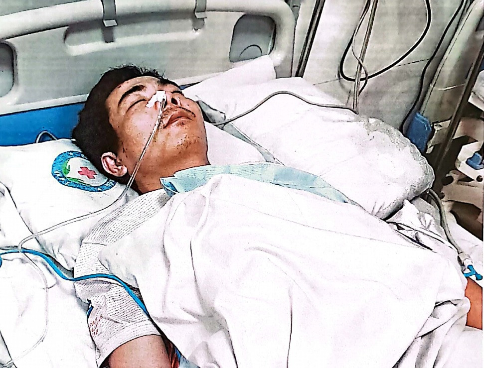 Anh Tú bất tỉnh và được hàng xóm đưa đi cấp cứu tại bệnh viện Bưu Điện