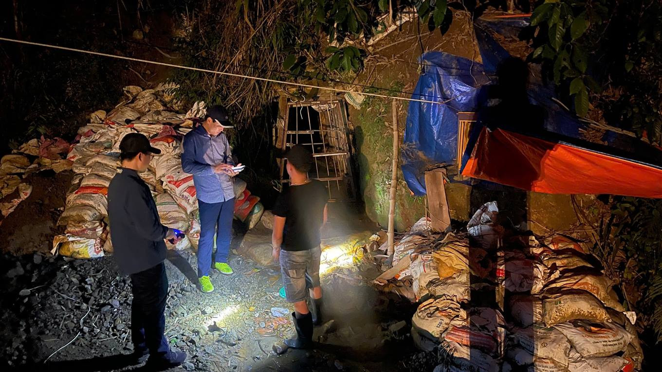 Cửa hang được các đối tượng rào khóa và cử người canh gác nhằm đối phó với lực lượng Công an. Ảnh: Tống Huệ Cửa hang được các đối tượng rào khóa và cử người canh gác nhằm đối phó với lực lượng Công an. Ảnh: Tống Huệ