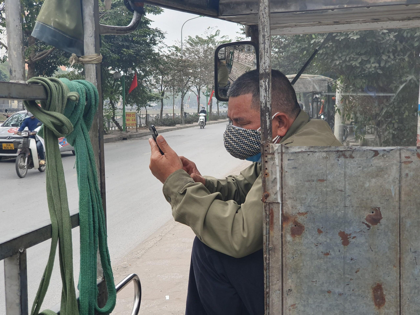 Trong góc đường đầu cầu Lủ (Đại Kim, Hoàng Mai), gần chục lao động (phần lớn là người Nam Định, Hà Tây cũ) cũng đang ngồi chờ khách đến thuê. Đây là thời điểm nhiều việc nhất trong năm. Những năm trước chỉ cần chăm chỉ, mỗi người kiếm tiền triệu mỗi ngày. Giờ mỗi ngày kiếm mấy chục nghìn đồng đã khó. Hai hôm nay nhóm thợ ở đây chưa kiếm được đồng nào.