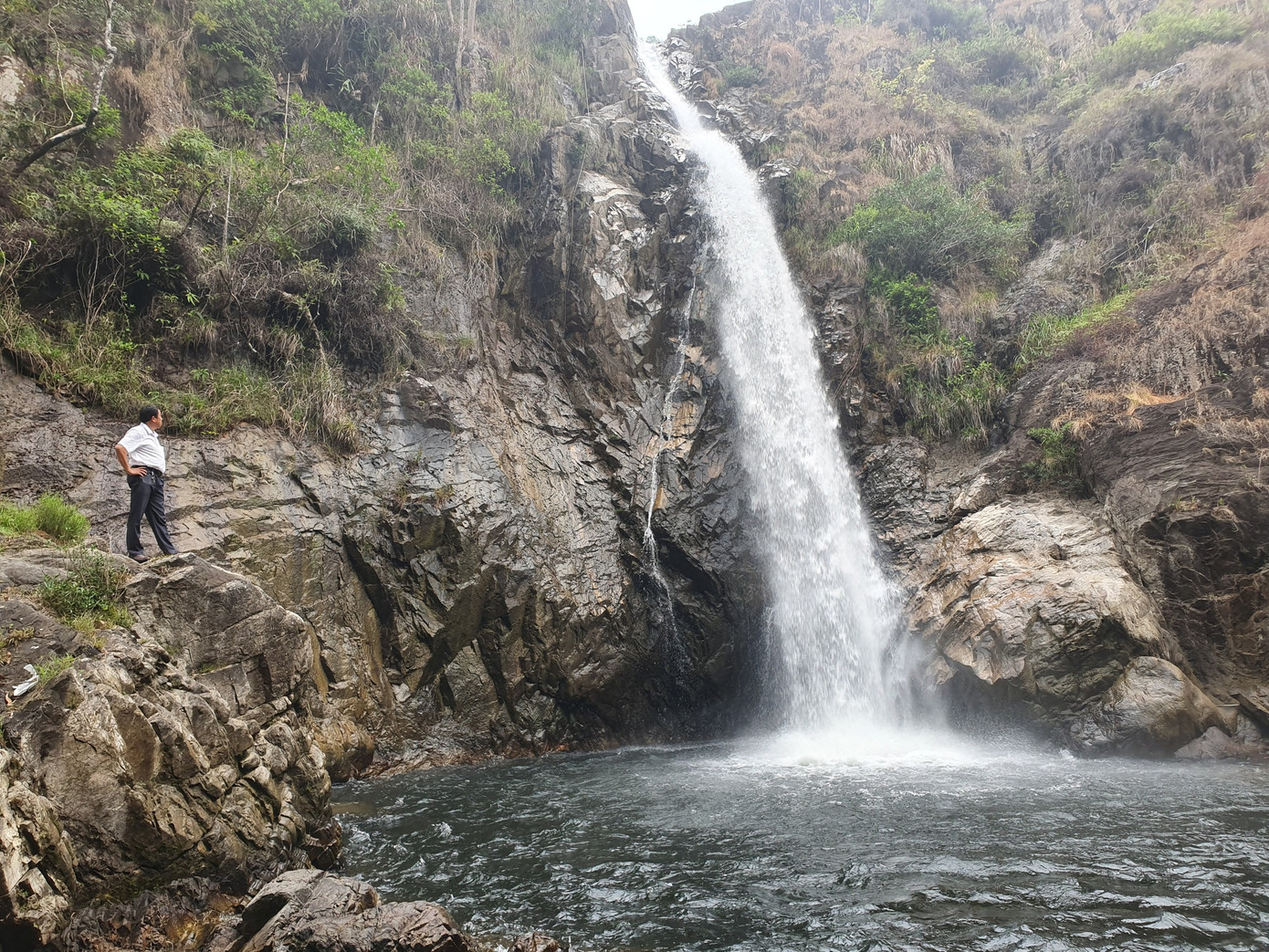 Thác Tà Gụ nằm trên dòng chảy của suối Tà Gụ, khởi nguồn từ núi Hòn Bà phía nam dãy Trường Sơn. Thác Tà Gụ nằm trên dòng chảy của suối Tà Gụ, khởi nguồn từ núi Hòn Bà phía nam dãy Trường Sơn.