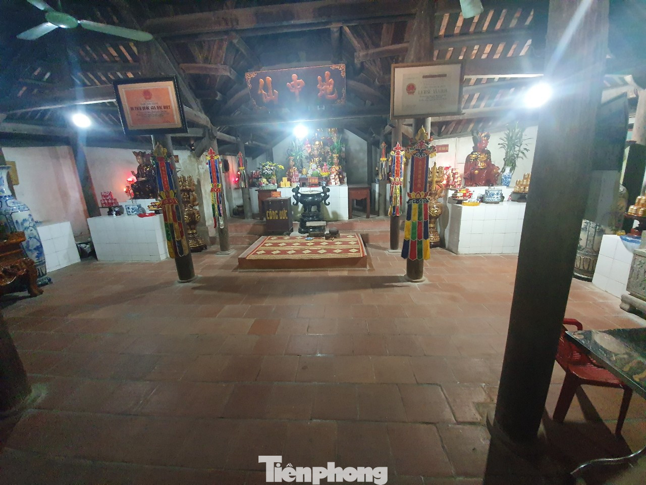 Phía trong đền Thề