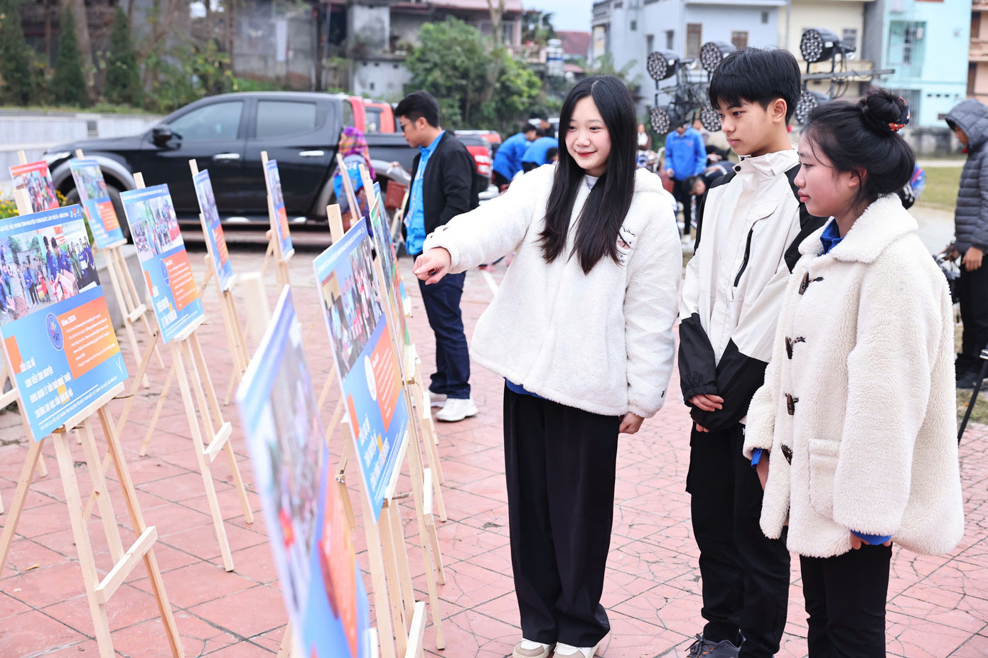 Triễn lãm ảnh tình nguyện: Giới thiệu hoạt động tình nguyện của các câu lạc bộ, đội, nhóm tình nguyện tiêu biểu; Hội chợ 0 đồng: Tặng quà cho người dân, thanh thiếu nhi có hoàn cảnh khó khăn, người yếu thế, gian hàng ẩm thực, gian hàng nhu yếu phẩm, đồ dùng sinh hoạt.