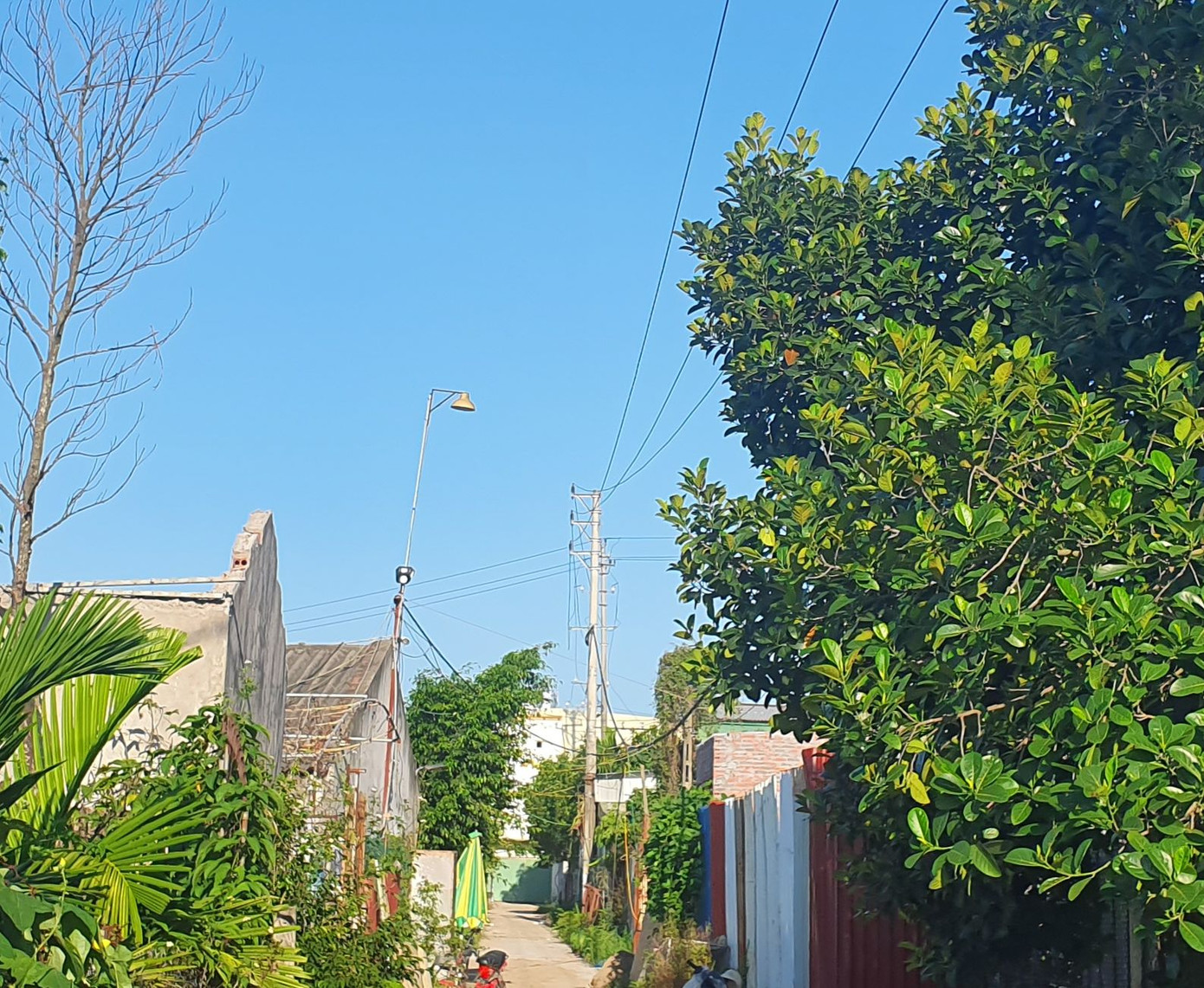 Cột điện trồng dưới rãnh thoát nước của khu dân cư