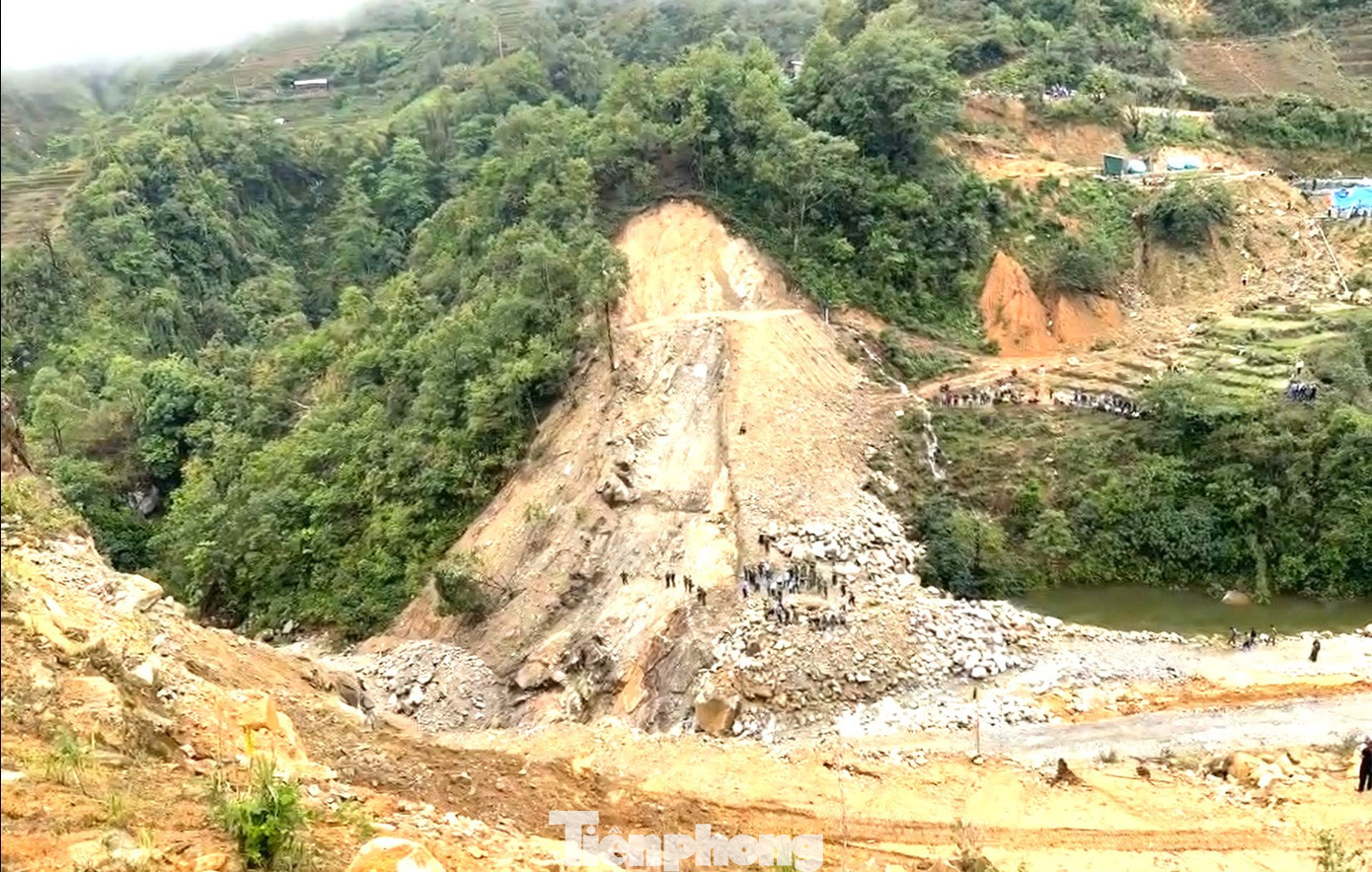 Công tác cứu hộ đang được lực lượng tiến hành khẩn trương. Công tác cứu hộ đang được lực lượng tiến hành khẩn trương.