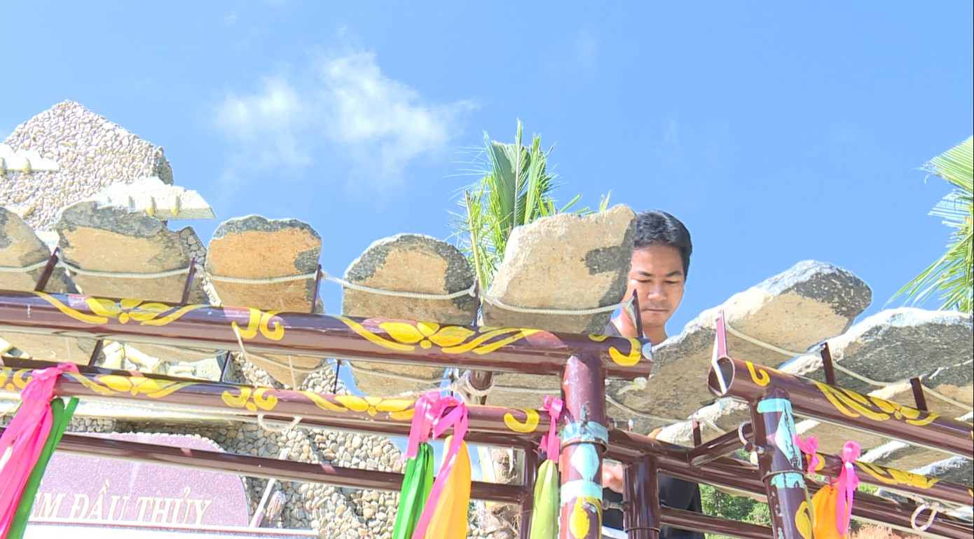 Hiện nay, nhiều bộ đàn đá mới đã được chế tác. Đá được chọn để làm đàn đá Khánh Sơn phải là loại đặc biệt, khác hẳn so với các nơi khác. Đó là loại đá hình thành từ quá trình phun trào của núi lửa (đá rhyolit), thường chỉ có ở vùng Khánh Sơn hay Khánh Vĩnh (tỉnh Khánh Hòa).