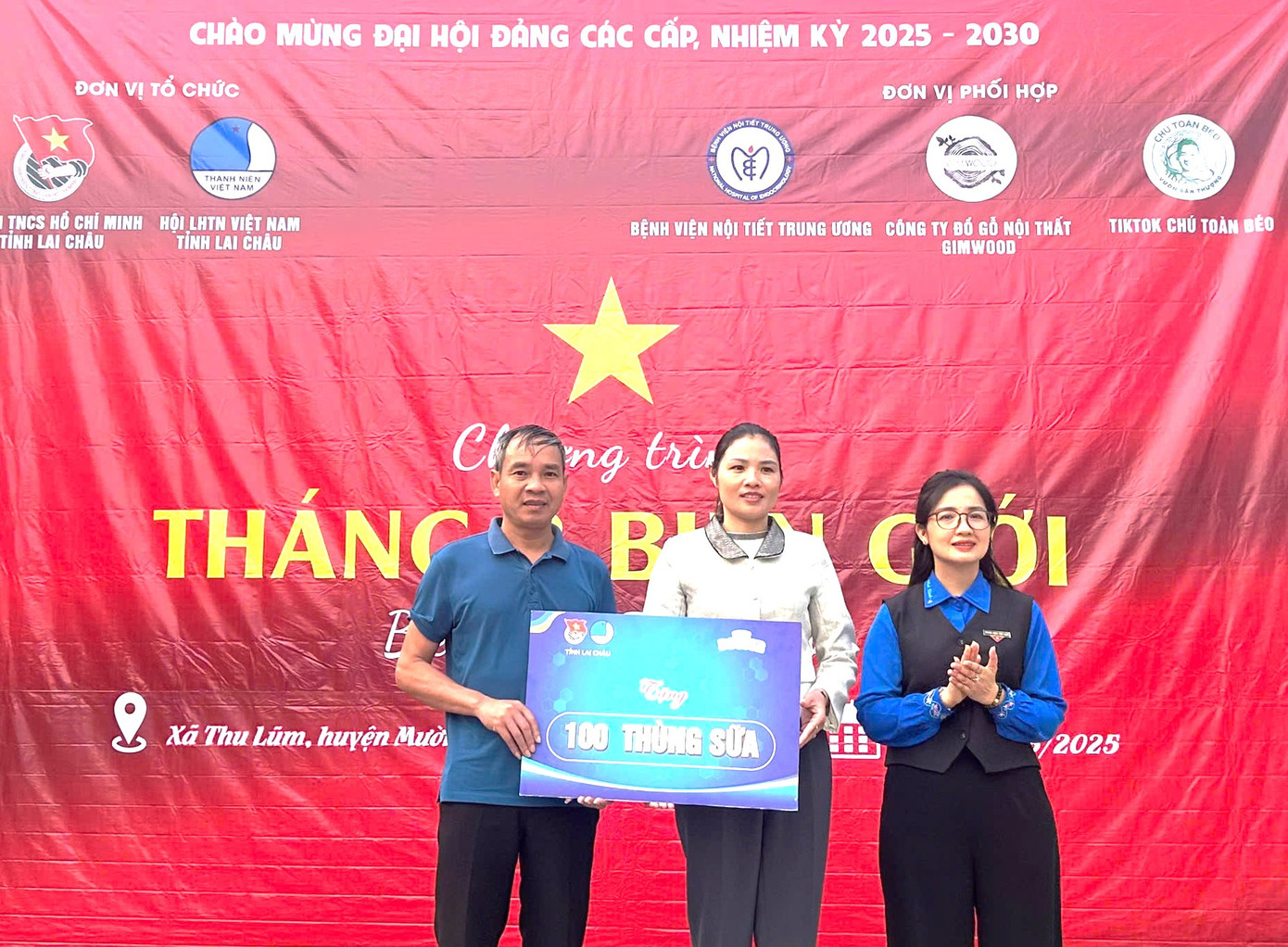 Chương trình còn trao tặng áo ấm cho 200 hoàn cảnh khó khăn, trao tặng 100 thùng sữa, 2 TV phục vụ việc dạy và học cho giáo viên và học sinh trường Mầm non Thu Lũm; trao tặng máy lọc nước cho các chiến sĩ công an đóng quân tại xã Thu Lũm.