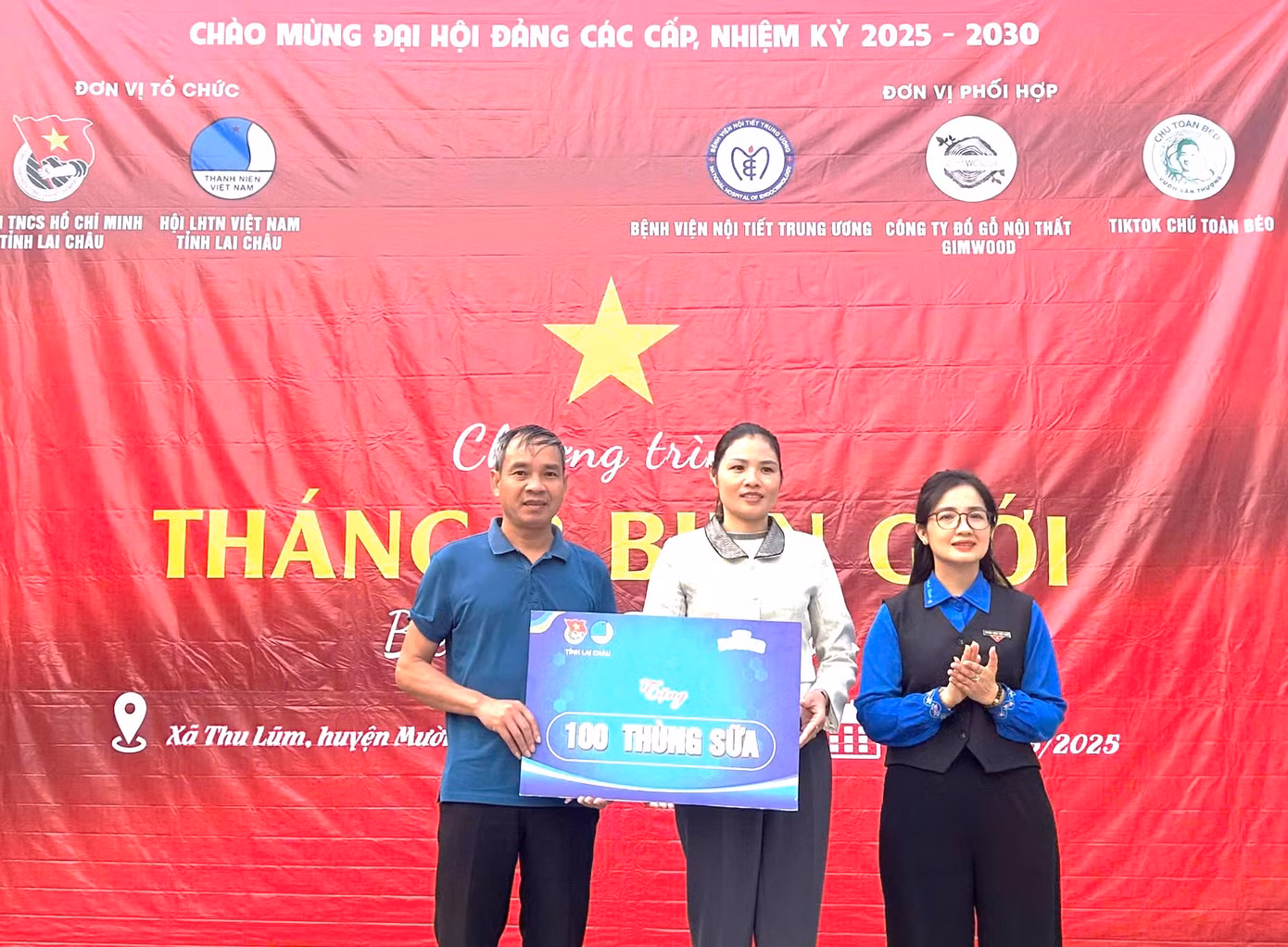 Chương trình còn trao tặng áo ấm cho 200 hoàn cảnh khó khăn, trao tặng 100 thùng sữa, 2 TV phục vụ việc dạy và học cho giáo viên và học sinh trường Mầm non Thu Lũm; trao tặng máy lọc nước cho các chiến sĩ công an đóng quân tại xã Thu Lũm.