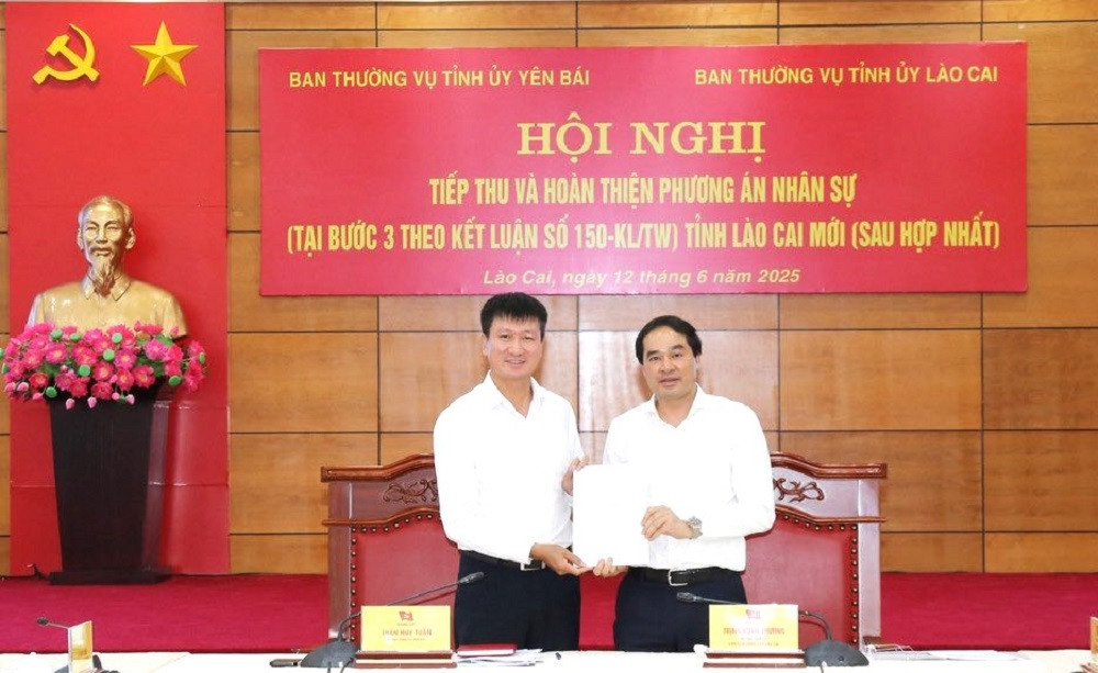 Bí thư Tỉnh ủy Lào Cai Trịnh Xuân Trường và Bí thư Tỉnh ủy Yên Bái Trần Huy Tuấn vừa ký Nghị quyết liên tịch của Ban Thường vụ Tỉnh ủy 2 tỉnh về phương án nhân sự tỉnh Lào Cai mới. Ảnh: Báo Lào Cai Bí thư Tỉnh ủy Lào Cai Trịnh Xuân Trường và Bí thư Tỉnh ủy Yên Bái Trần Huy Tuấn vừa ký Nghị quyết liên tịch của Ban Thường vụ Tỉnh ủy 2 tỉnh về phương án nhân sự tỉnh Lào Cai mới. Ảnh: Báo Lào Cai