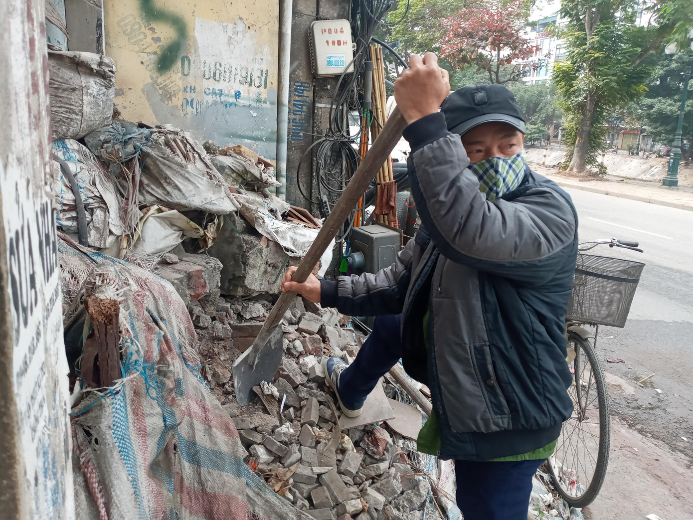 Công việc mà hai anh em được thuê là giải phóng đống chạt vữa, tiền công 2 trăm nghìn đồng.