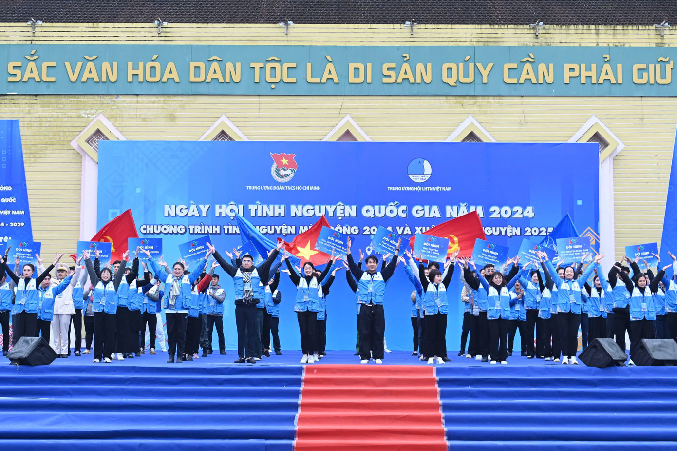 Màn trình diễn của 1.000 tình nguyện viên trên cao nguyên trắng Bắc Hà ảnh 2