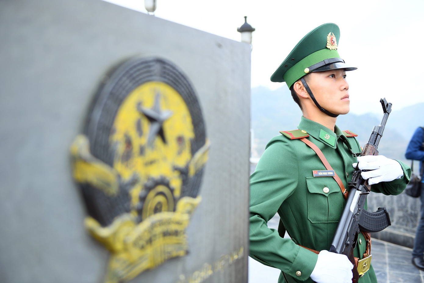 Tại đây, các đại biểu được nghe giới thiệu về lịch sử hình thành Cột cờ Lũng Cú, huyện Đồng Văn, tỉnh Hà Giang. Nơi đây có vị trí chiến lược quan trọng, là nơi hội tụ hồn thiêng sông núi, được ví như nóc nhà của Việt Nam. Lá cờ đỏ sao vàng 54m2 tung bay trên cột cờ được dựng lên trên mảnh đất địa đầu của Tổ quốc, thể hiện chủ quyền Quốc gia, biểu tượng cho sức mạnh đại đoàn kết của 54 dân tộc.