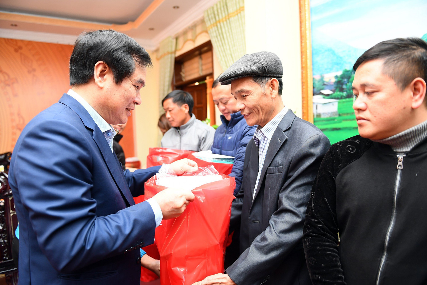 Cùng ngày, Đoàn công tác đã dành tặng 100 suất quà cho người có uy tín tại hai huyện Mèo Vạc và Đồng Văn.