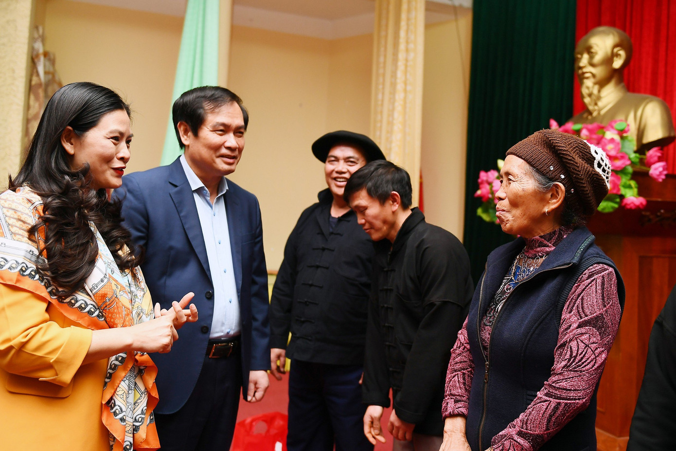 Ông Phan Xuân Thủy, Phó Trưởng Ban Tuyên giáo Trung ương và bà Vương Ngọc Hà, Trưởng Ban Tuyên giáo tỉnh Hà Giang trò chuyện với những già làng, trưởng bản có uy tín tại địa phương.