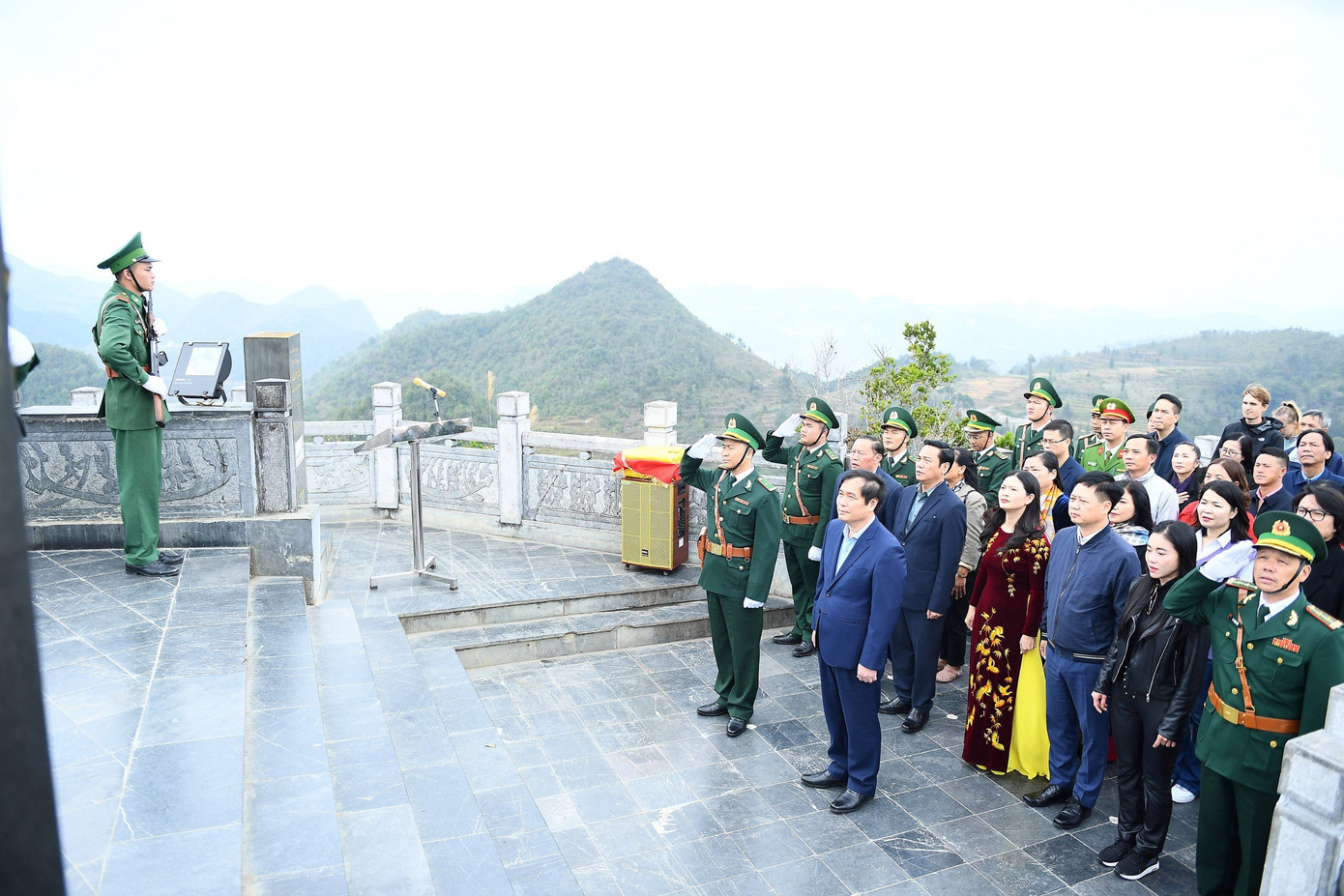 Phát biểu tại buổi lễ, ông Phan Xuân Thủy, Phó Trưởng ban Tuyên giáo Trung ương, Trưởng đoàn công tác cho biết, được sự ủy quyền của Thượng tướng Nguyễn Trọng Nghĩa, Bí thư Trung ương đảng, Trưởng Ban Tuyên giáo trung ương, Đoàn công tác trao tặng 100 lá cờ Tổ quốc, mỗi lá cờ rộng 54m2 cho Đồn Biên phòng Lũng Cú để phục vụ cho lễ thượng cờ.