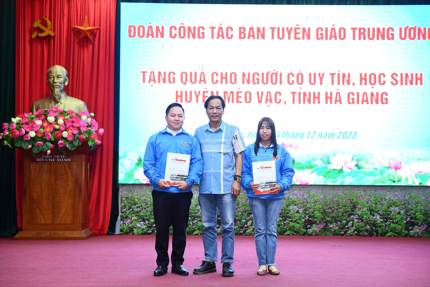 Cùng đi với Đoàn công tác, thay mặt báo Tiền Phong, nhà báo Lê Minh Toản, Phó Tổng Biên tập đã trao tặng 4 suất quà tổng trị giá 40 triệu đồng cho 4 cơ sở Đoàn xã khó khăn của hai huyện Đồng Văn và Mèo Vạc, để chia sẻ những khó khăn của các tổ chức Đoàn cơ sở. Ngoài ra, Báo cũng dành tặng sách và các ấn phẩm cho các cơ sở Đoàn, Trường Phổ thông dân tộc nội trú huyện Đồng Văn.