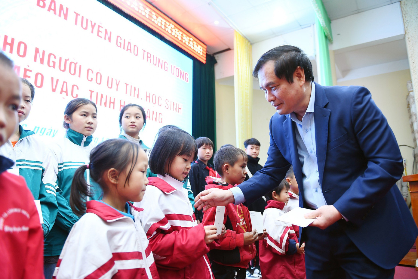 Đoàn cũng trao 100 suất học bổng cho học sinh trên địa bàn hai huyện Đồng Văn và huyện Mèo Vạc.