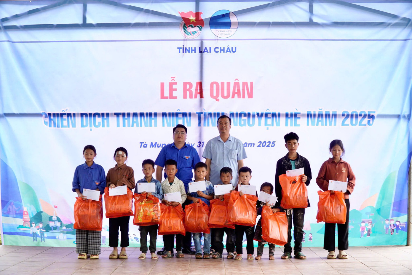 Anh Tao Văn Giót - Phó Bí thư Tỉnh Đoàn Lai Châu trao quà cho 10 học sinh vượt khó.