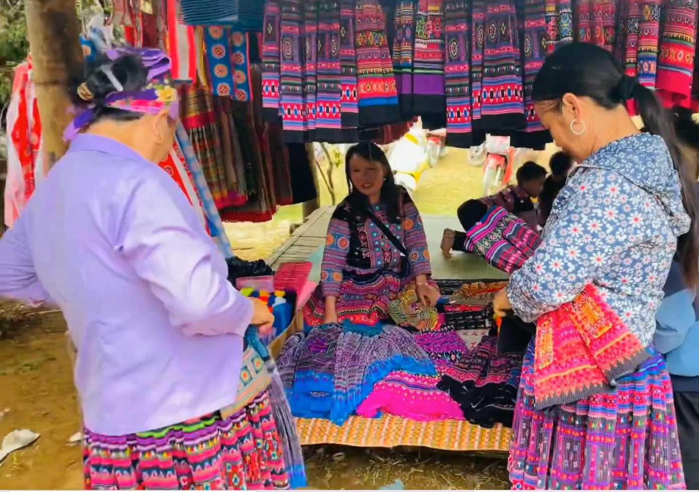 Đồ bày bán khá đa dạng, từ thổ cẩm...