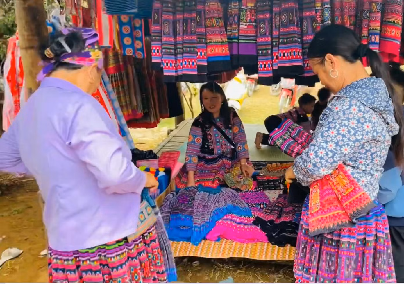 Đồ bày bán khá đa dạng, từ thổ cẩm...