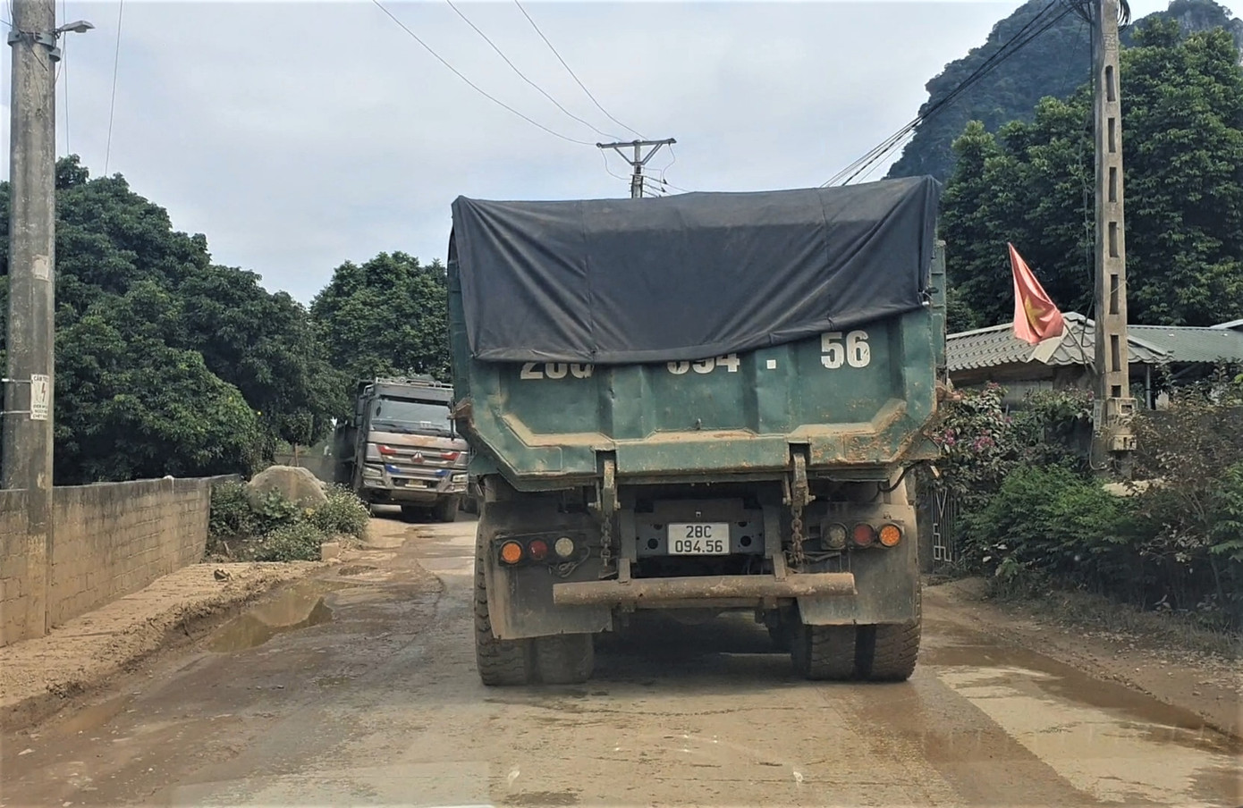 Giấy phép cho đơn vị khai thác đất được vận chuyển qua những điểm cố định từ điểm A đến điểm B để thực hiện dự án, không được chuyển ra ngoài. Tuy nhiên, khi chúng tôi bám theo xe "hổ vồ" BKS 28C 094.56 từ cửa mỏ đất cho thấy một hành trình hoàn toàn khác. Xe từ cửa mỏ đất di chuyển ra đường Hồ Chí Minh rồi rẽ về hướng trường bắn Miếu Môn vào đường tỉnh 429, đi hướng xã Phúc Lâm (huyện Mỹ Đức, Hà Nội). Xe này di chuyển lên đê sông Đáy ra Quốc lộ 21 ngược về hướng Ba La (Hà Đông).