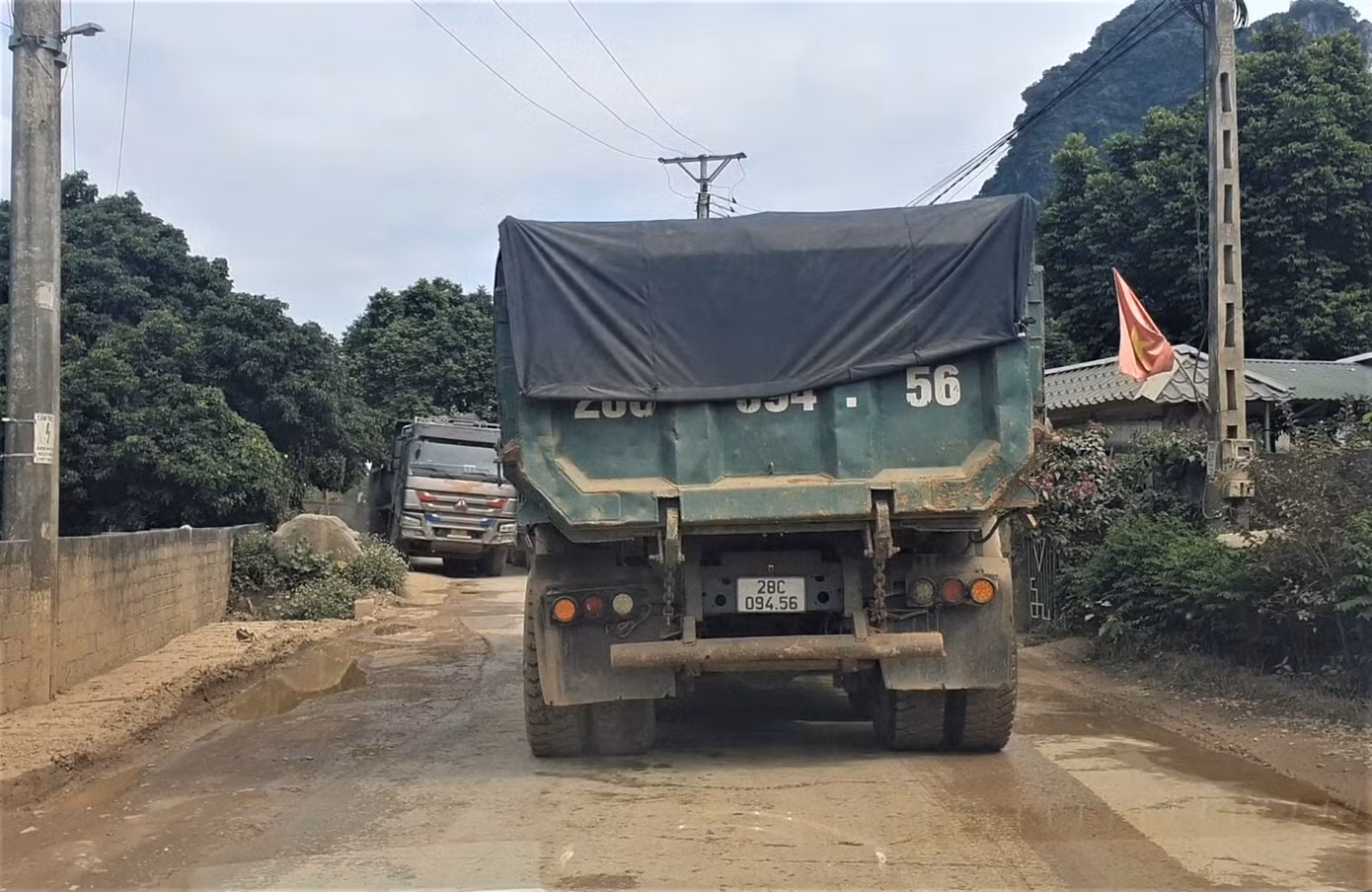 Giấy phép cho đơn vị khai thác đất được vận chuyển qua những điểm cố định từ điểm A đến điểm B để thực hiện dự án, không được chuyển ra ngoài. Tuy nhiên, khi chúng tôi bám theo xe "hổ vồ" BKS 28C 094.56 từ cửa mỏ đất cho thấy một hành trình hoàn toàn khác. Xe từ cửa mỏ đất di chuyển ra đường Hồ Chí Minh rồi rẽ về hướng trường bắn Miếu Môn vào đường tỉnh 429, đi hướng xã Phúc Lâm (huyện Mỹ Đức, Hà Nội). Xe này di chuyển lên đê sông Đáy ra Quốc lộ 21 ngược về hướng Ba La (Hà Đông).