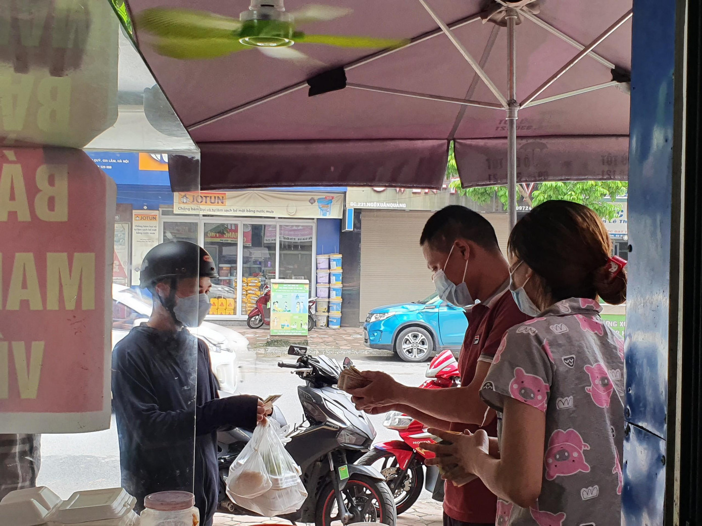 Với lượng khách bán mang về hiện nay, chủ quán cho biết đủ chi phí thuê cửa hàng, có thêm đồng ra, đồng vào, giảm áp lực... Với lượng khách bán mang về hiện nay, chủ quán cho biết đủ chi phí thuê cửa hàng, có thêm đồng ra, đồng vào, giảm áp lực...