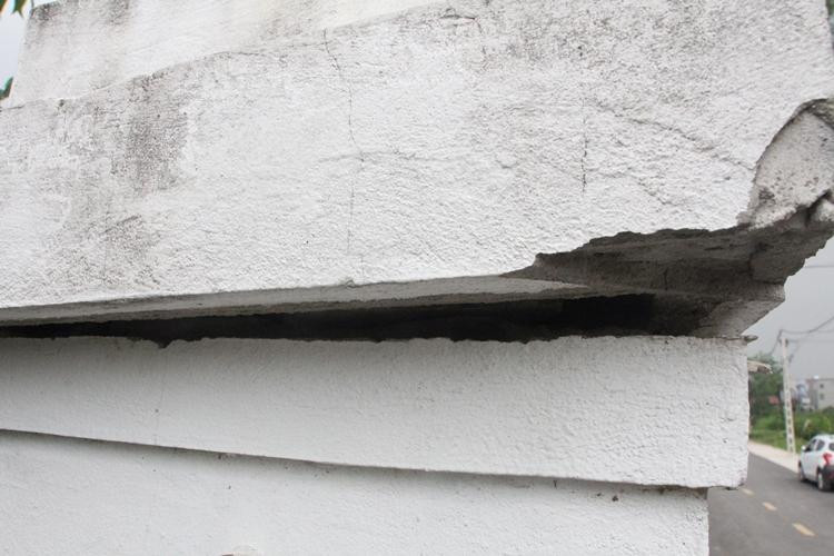 Tuy nhiên, theo phản ánh của người dân, một số hạng mục của nhà văn hóa đã xuống cấp, hư hỏng. Một số hộ dân có đất ở đây vẫn chưa được đền bù.