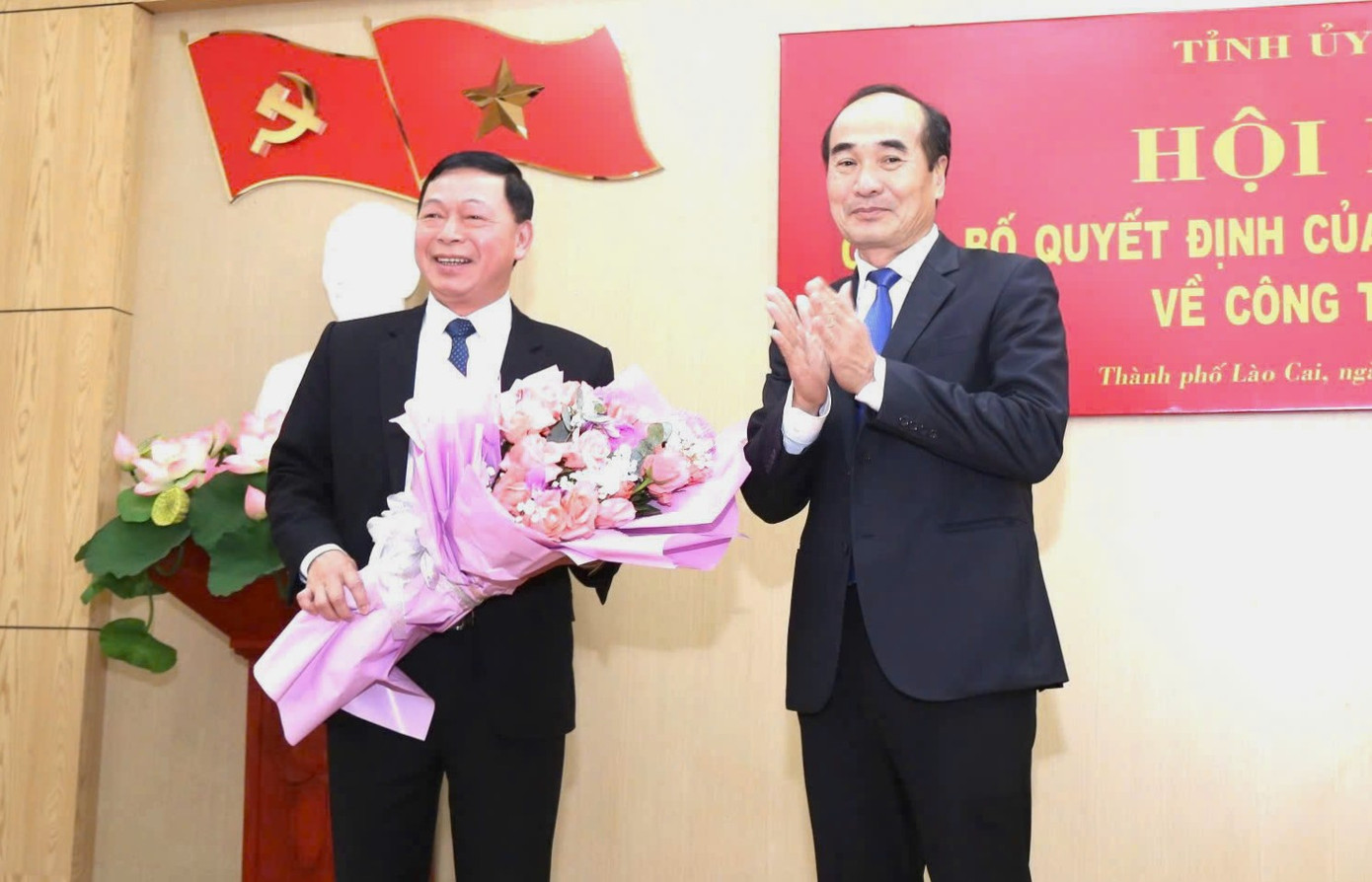 Ông Vũ Xuân Cường, Phó Bí thư Thường trực Tỉnh ủy Lào Cai (bên phải) tặng hoa cho ông Đỗ Trường Sơn, Bí thư Thành ủy Lào Cai. Ông Vũ Xuân Cường, Phó Bí thư Thường trực Tỉnh ủy Lào Cai (bên phải) tặng hoa cho ông Đỗ Trường Sơn, Bí thư Thành ủy Lào Cai.