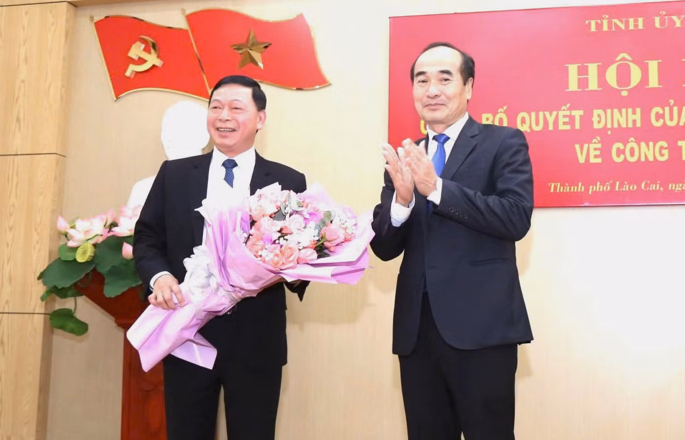 Ông Vũ Xuân Cường, Phó Bí thư Thường trực Tỉnh ủy Lào Cai (bên phải) tặng hoa cho ông Đỗ Trường Sơn, Bí thư Thành ủy Lào Cai. Ông Vũ Xuân Cường, Phó Bí thư Thường trực Tỉnh ủy Lào Cai (bên phải) tặng hoa cho ông Đỗ Trường Sơn, Bí thư Thành ủy Lào Cai.