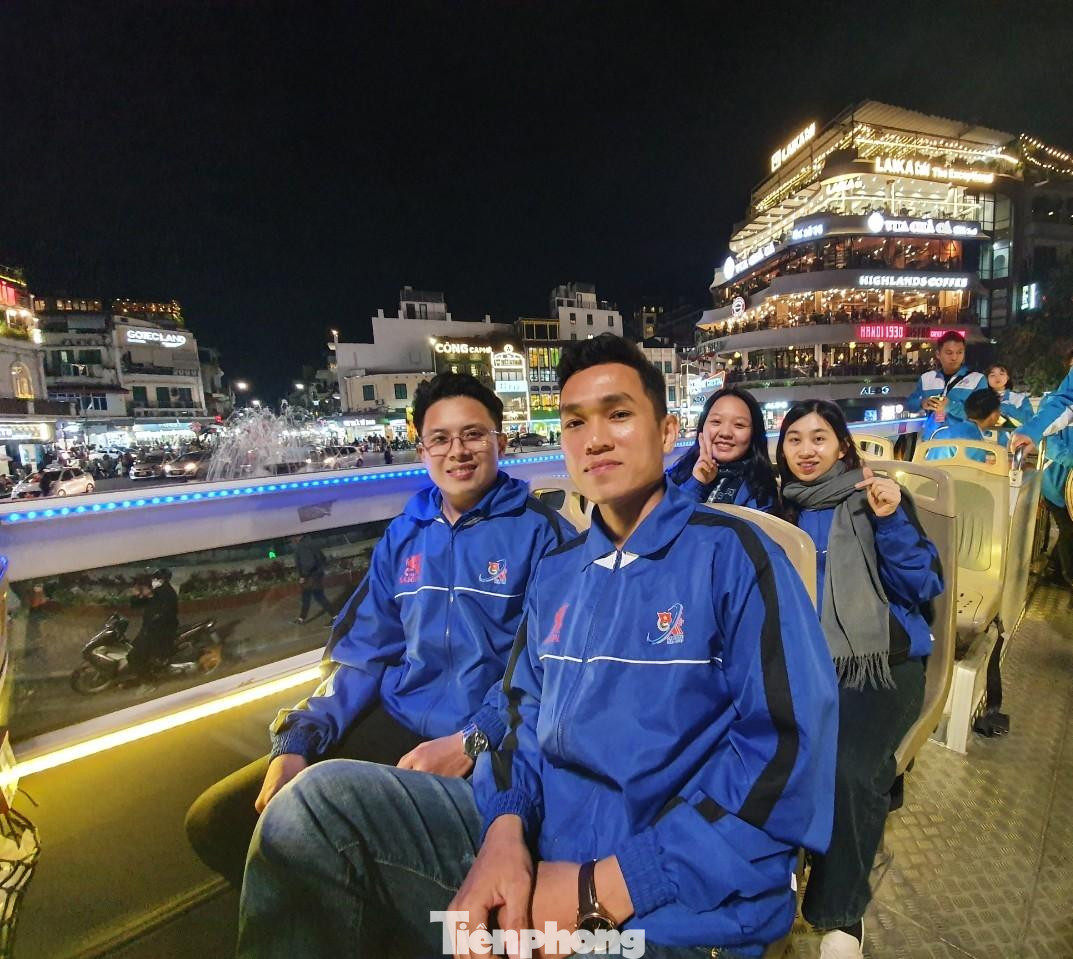 Từ xe bus hai tầng, nhiều bạn trẻ được trải nghiệm cảm giác mới lạ, ngắm nhìn toàn cảnh Thủ đô từ trên cao. Từ xe bus hai tầng, nhiều bạn trẻ được trải nghiệm cảm giác mới lạ, ngắm nhìn toàn cảnh Thủ đô từ trên cao.