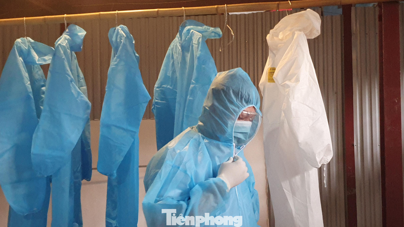 Từ ngày 19/7, nhóm lái xe tình nguyện phục vụ chống dịch COVID-19 tại phường Mỗ Lao (Hà Đông). Công việc hằng ngày của nhóm lái xe là đến các khu vực phát sinh ổ dịch cộng đồng để đón F0, đưa F1 đi các khu điều trị, khu cách ly.