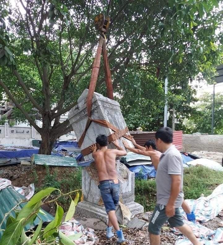 Bia bị vỡ thuộc loại bia tứ diện bằng đá xanh niên hiệu Vịnh Trị (1679) ghi tên những người công đức và quá trình xây dựng gác chuông chùa Thổ Hà.