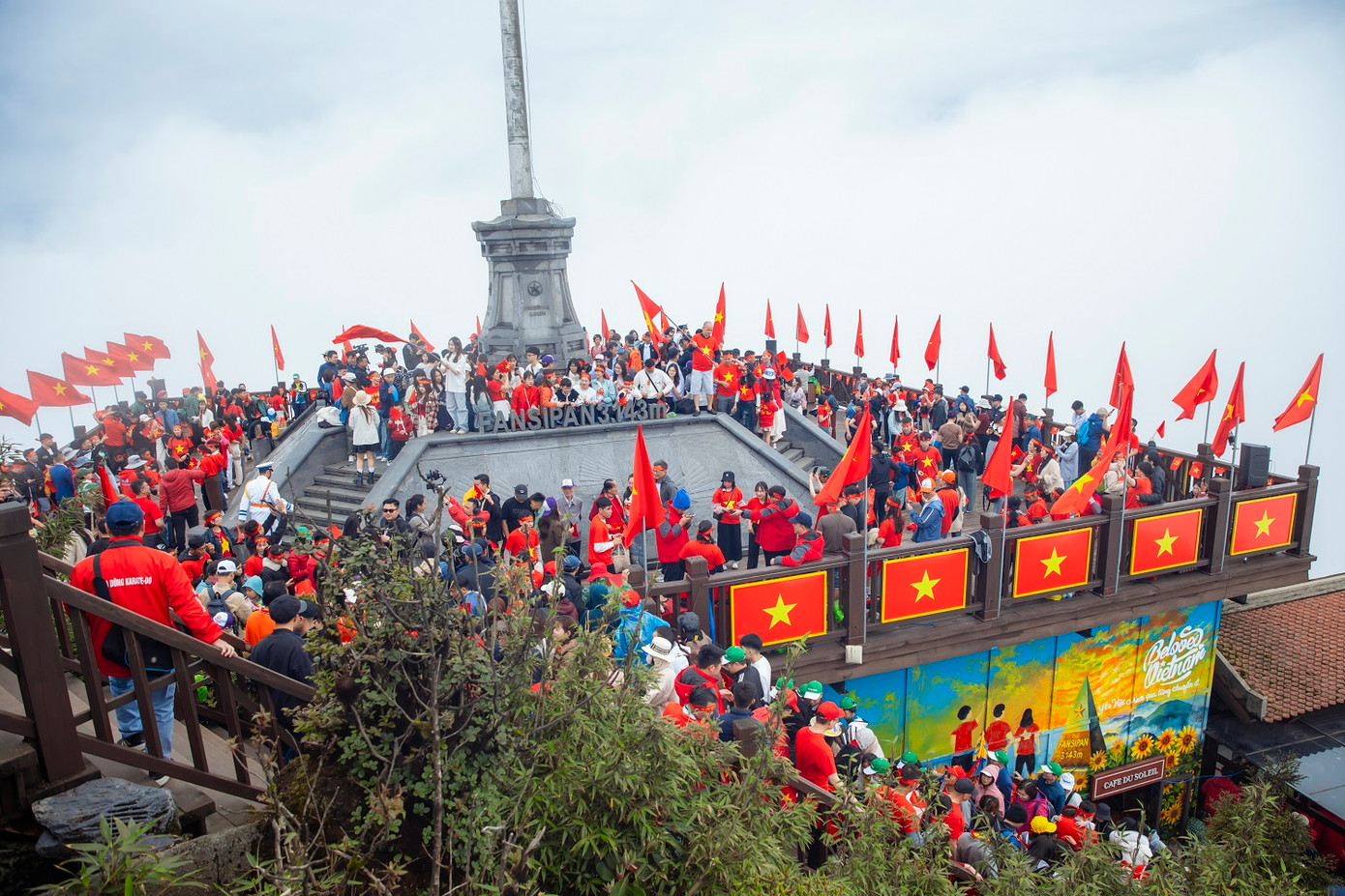 Hàng ngàn du khách khoác lên sắc đỏ - vàng, đồng thanh hát vang Quốc ca giữa đại ngàn Tây Bắc.