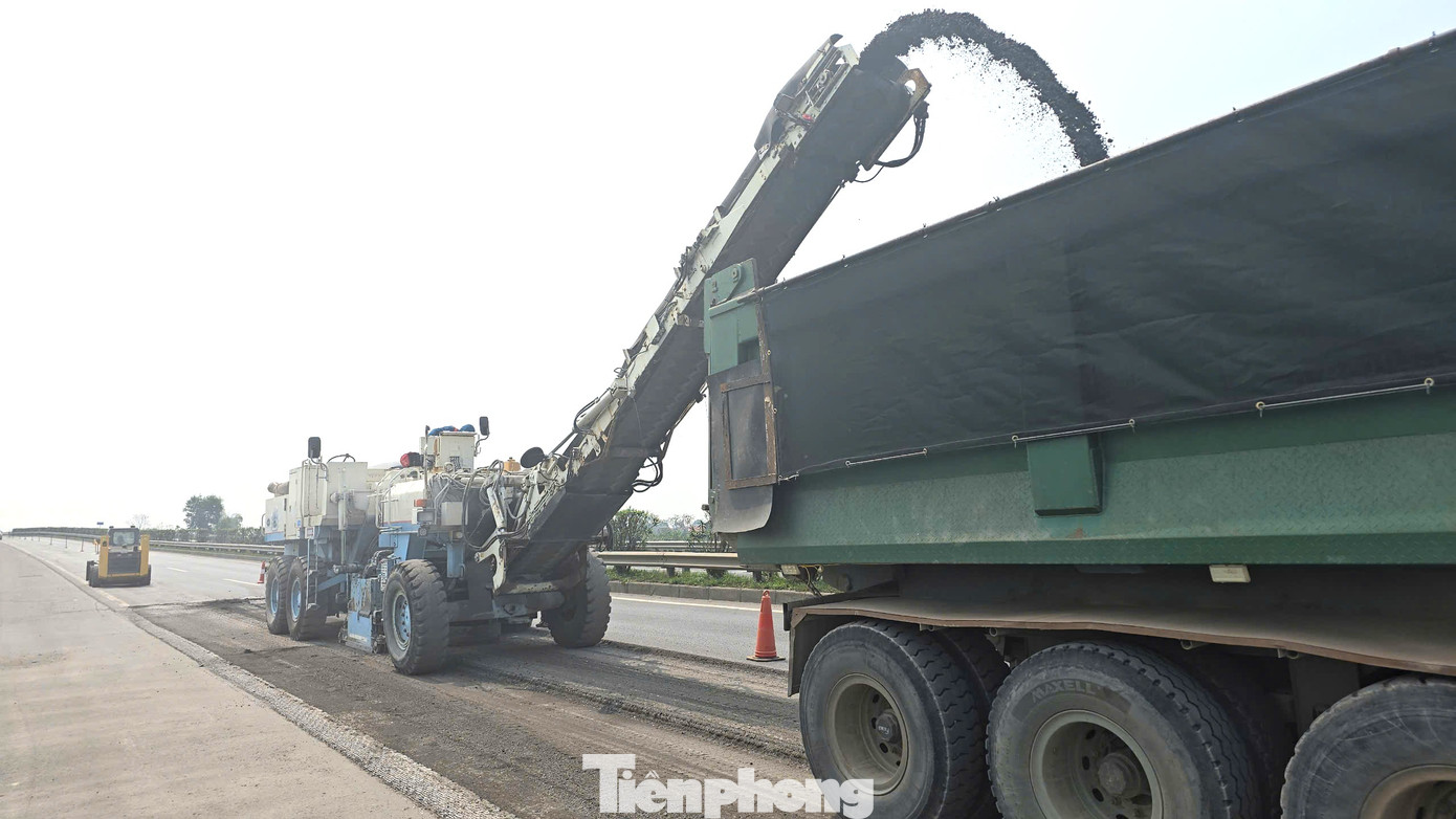 Vật liệu được cào bóc sẽ theo băng tải và được chuyển vào thùng xe chất tải chạy phía trước Vật liệu được cào bóc sẽ theo băng tải và được chuyển vào thùng xe chất tải chạy phía trước