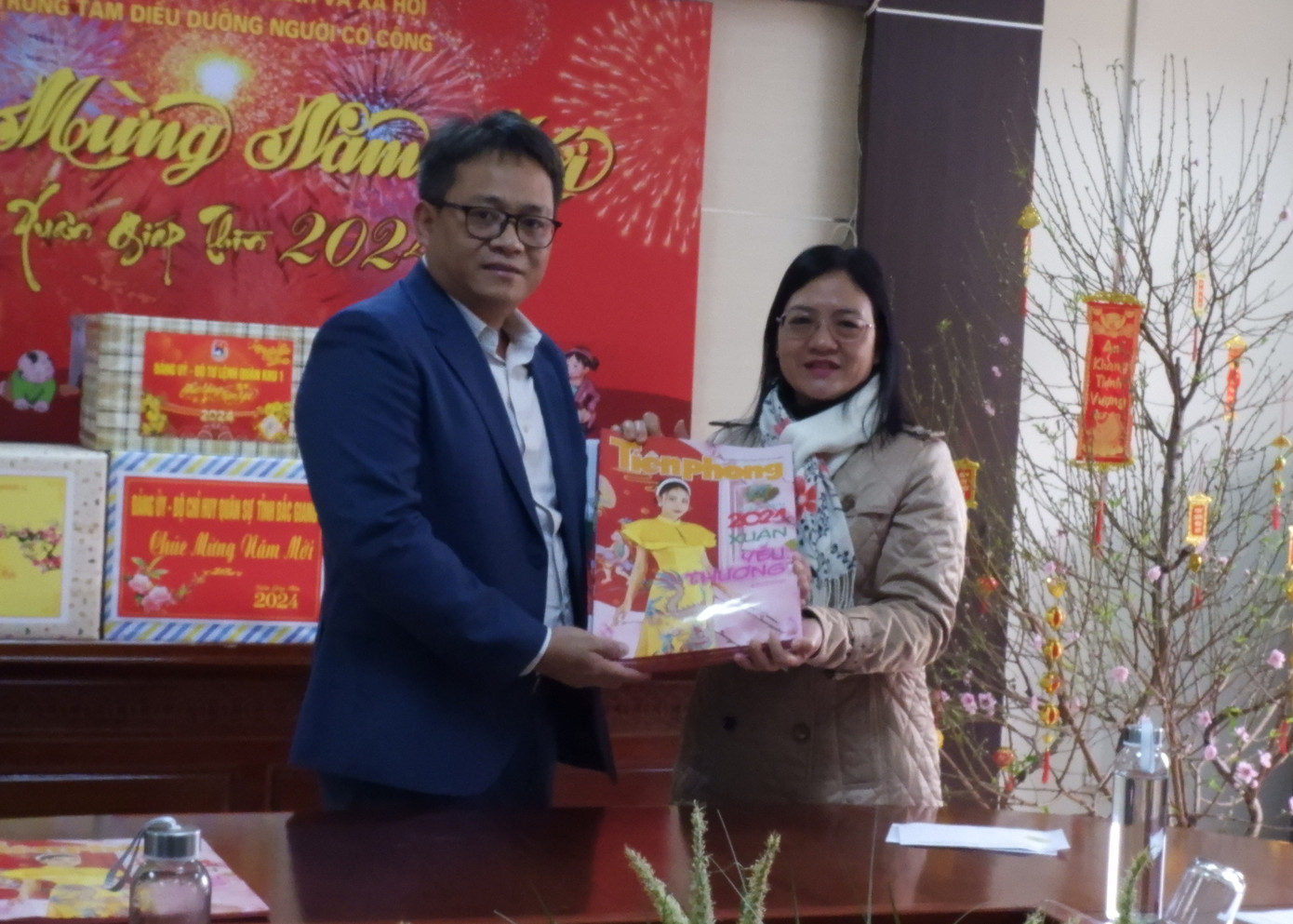 Nguyễn Thị Bích Thuỷ, PGĐ Trung tâm Điều dưỡng người có công tỉnh Bắc Giang thay mặt trung tâm nhận ấn phẩm báo Tết của báo Tiền Phong.