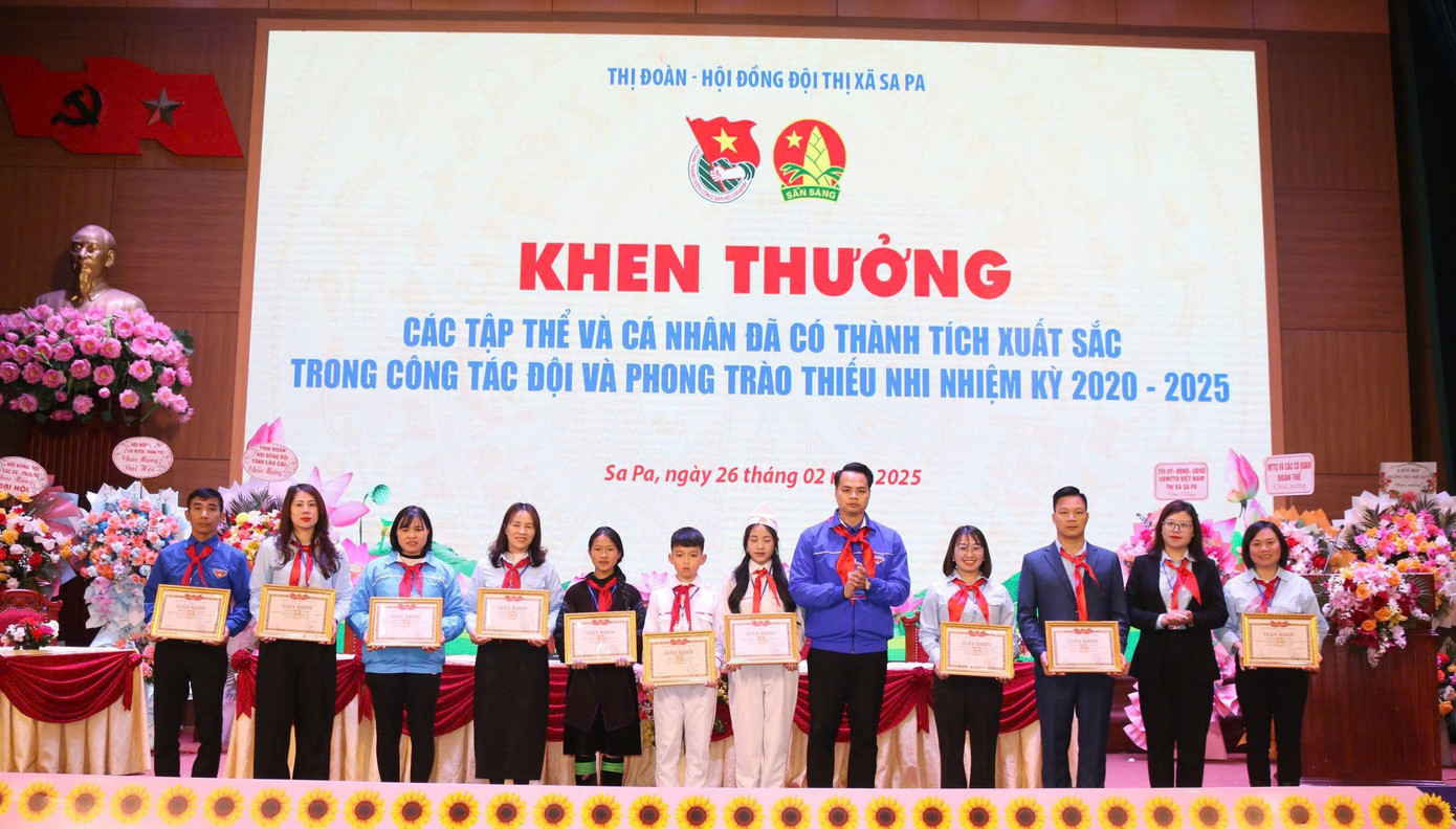 Anh Hoàng Mạnh Linh, Phó Bí thư Tỉnh đoàn - Chủ tịch Hội Đồng đội tỉnh Lào Cai khen thưởng các tập thể và cá nhân giáo viên Tổng phụ trách Đội và các em học sinh có thành tích xuất sắc trong công tác Đội và phong trào thiếu nhi. Anh Hoàng Mạnh Linh, Phó Bí thư Tỉnh đoàn - Chủ tịch Hội Đồng đội tỉnh Lào Cai khen thưởng các tập thể và cá nhân giáo viên Tổng phụ trách Đội và các em học sinh có thành tích xuất sắc trong công tác Đội và phong trào thiếu nhi.