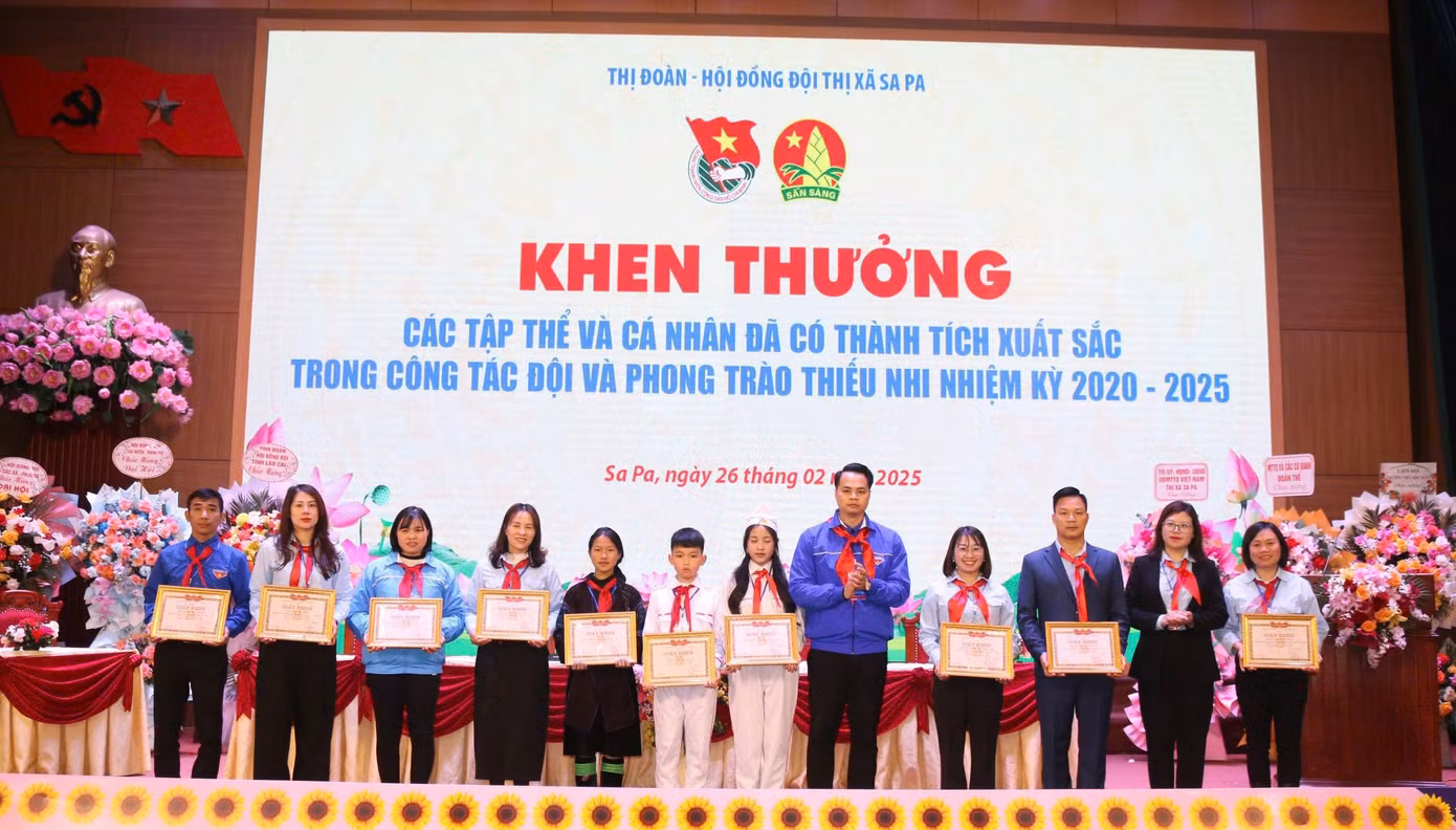 Anh Hoàng Mạnh Linh, Phó Bí thư Tỉnh đoàn - Chủ tịch Hội Đồng đội tỉnh Lào Cai khen thưởng các tập thể và cá nhân giáo viên Tổng phụ trách Đội và các em học sinh có thành tích xuất sắc trong công tác Đội và phong trào thiếu nhi.