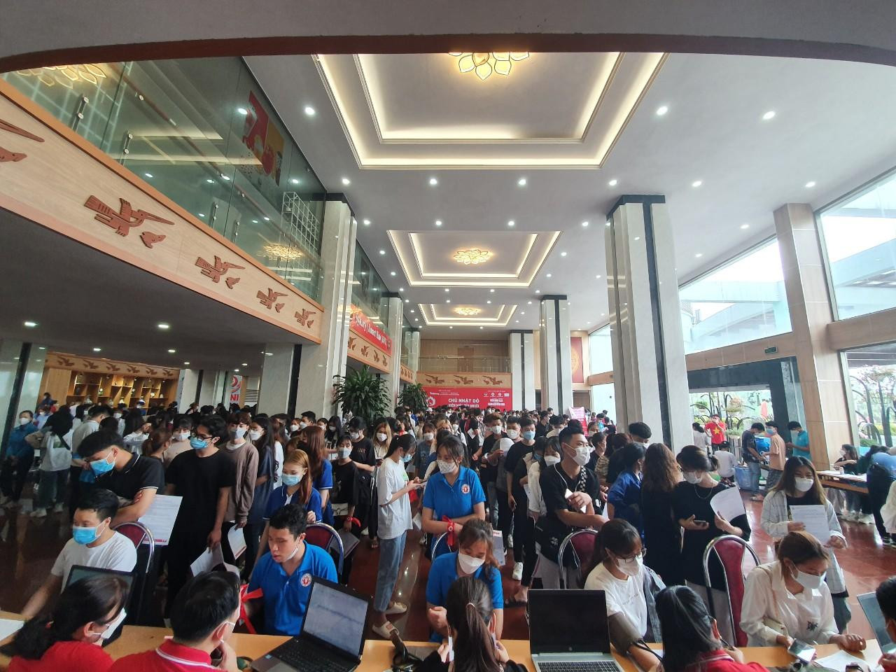 Từ sáng sớm, hội trường lớn Đại học Hùng Vương ở phường Nông Trang (thành phố Việt Trì, tỉnh Phú Thọ) đã tấp nập hàng nghìn sinh viên đến xếp hàng tham gia hiến máu. Nhiều sinh viên phấn khởi, hồi hộp khi lần đầu tiên được tham gia hoạt động ý nghĩa này. Chương trình có sự tham gia của bà Nguyễn Thị Thanh Huyền, Trưởng ban Dân vận Tỉnh ủy, ông Bùi Văn Huấn, Chủ tịch Hội Chữ thập đỏ tỉnh Phú Thọ và lãnh đạo báo Tiền Phong, Tỉnh Đoàn Phú Thọ.