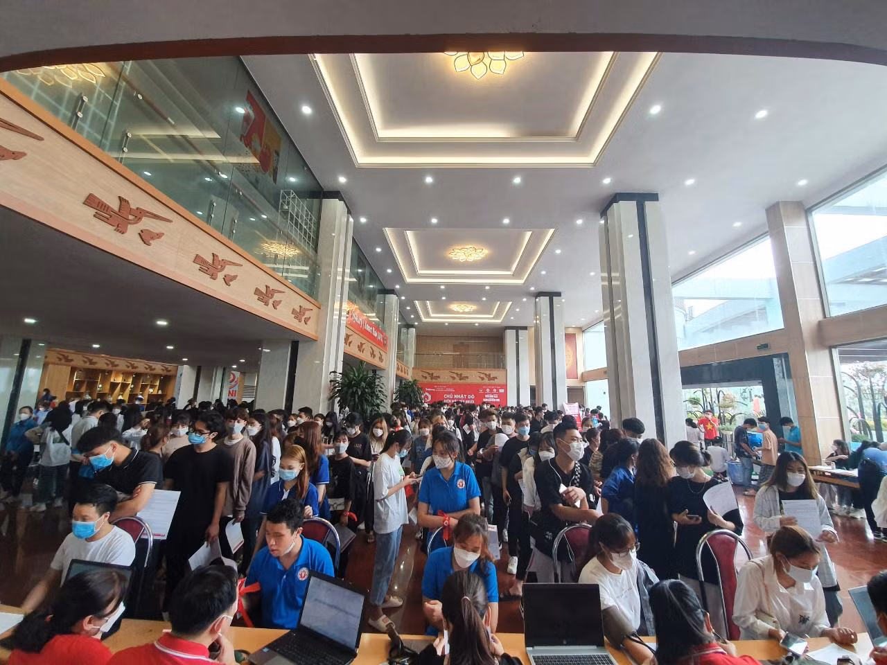 Từ sáng sớm, hội trường lớn Đại học Hùng Vương ở phường Nông Trang (thành phố Việt Trì, tỉnh Phú Thọ) đã tấp nập hàng nghìn sinh viên đến xếp hàng tham gia hiến máu. Nhiều sinh viên phấn khởi, hồi hộp khi lần đầu tiên được tham gia hoạt động ý nghĩa này. Chương trình có sự tham gia của bà Nguyễn Thị Thanh Huyền, Trưởng ban Dân vận Tỉnh ủy, ông Bùi Văn Huấn, Chủ tịch Hội Chữ thập đỏ tỉnh Phú Thọ và lãnh đạo báo Tiền Phong, Tỉnh Đoàn Phú Thọ.