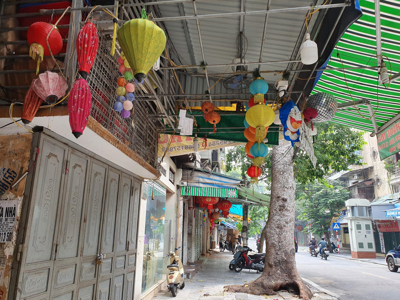 Lác đác một vài nơi có người bốc hàng...