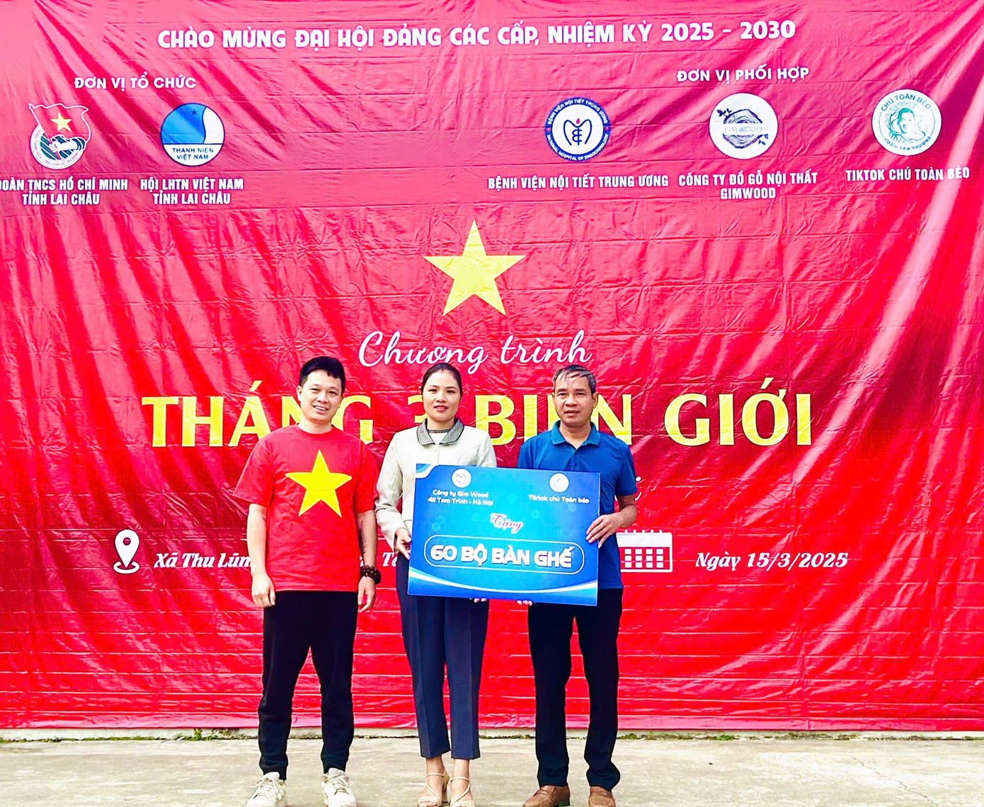 Ngoài ra, chương trình còn tặng bàn ghế cho trường học.